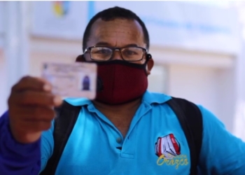 Fay Estívenson Fernández, de 55 años, es el primer beneficiario en recibir su pase de conducir, tras realizar el curso.