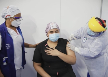 Empezó el proceso de vacunación en el Atlántico con personal médico del Cari