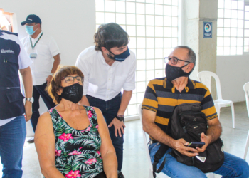Adultos mayores de 75 años en adelante reciben vacunación COVID-19 en el estadio Romelio Martínez