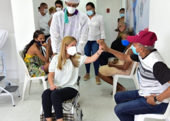 Gobernadora acompañó jornada de vacunación en Santa Lucía y Palmar de Valera