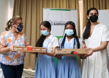 Con equipos tecnológicos, Distrito sigue impulsando logros de estudiantes de colegios oficiales