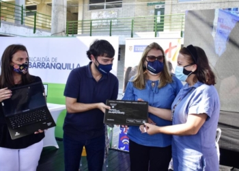 Distrito y MinTIC entregan 2.500 equipos tecnológicos a comunidad educativa de 130 colegios oficiales