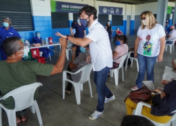 Alcalde Pumarejo acompaña a profesores del distrito a vacunarse