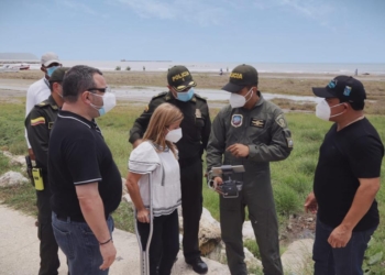 En caravana, gobernadora verifica cumplimiento de toque de queda en el Atlántico