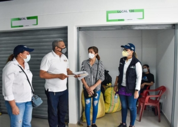 Tras años de ocupación informal, comerciantes pasan del andén a nuevos centros comerciales