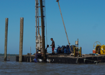 Avanza la instalación de pilotes para el Ecoparque de la ciénaga de Mallorquín