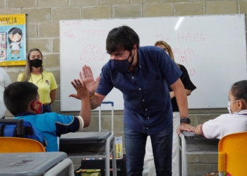 Distrito entrega dotación de recursos bilingües al 100% de los colegios oficiales