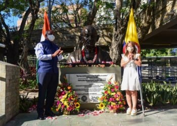 Gobernadora del Atlántico recibió busto de Gandhi en la Plaza de la Paz, por parte de la Embajada de la India