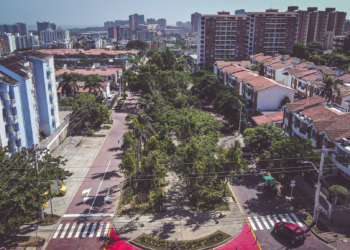 Con riego y mantenimiento diario crecen las zonas verdes en Barranquilla