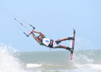 Maratónica jornada en el segundo día del Mundial de Kitesurf