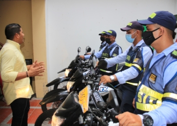 Alcalde entrega 4 motocicletas al Tránsito para fortalecer seguridad vial en Malambo