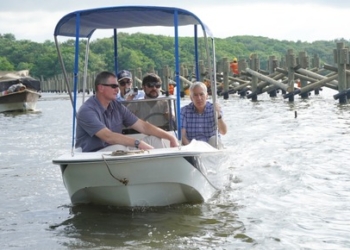 Embajador de Estados Unidos en Colombia vive la experiencia en la ciénaga de Mallorquín