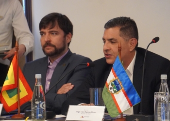 Alcalde Pumarejo entrega a Gobierno nacional entrante propuesta para bajar tarifas de energía