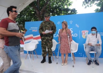 Gobernadora del Atlántico y Ejército entregaron libretas militares a personas con discapacidad