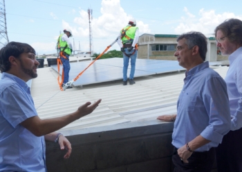 Con paneles solares en colegio oficial, se enciende la era de la energía limpia en Barranquilla 