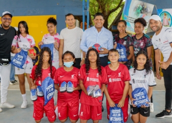 Alcalde de Malambo entregó implementos deportivos a estudiantes de la IE La Candelaria