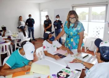 Los adultos mayores del Distrito la están dando toda por ser bachilleres