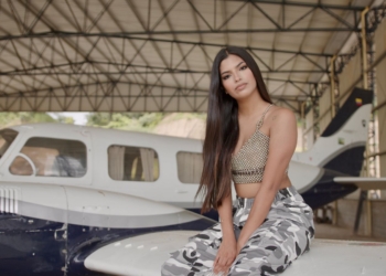 Ponte ‘Modo Avión’ con el nuevo video musical de Amaya