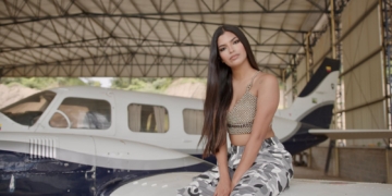 Ponte ‘Modo Avión’ con el nuevo video musical de Amaya