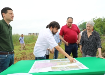 Distrito presenta al Ministerio de Vivienda terrenos para reubicación de damnificados por ola invernal