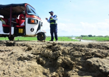 “Si nos toca meternos en el barro, lo hacemos por nuestra gente”: agentes de Tránsito del Atlántico, durante emergencias por lluvias