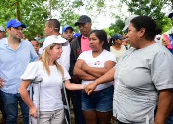«Con maquinaria, jornaleros y cinco toneladas de ayudas humanitarias, atendemos emergencia en Sabanalarga»: Elsa Noguera