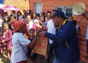 Distrito continúa entregando más ayudas humanitarias a damnificados por ola invernal 