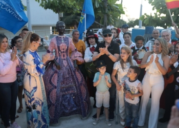 Con un gran bazar a las culturas del mundo, Gobernadora entregó las últimas esculturas ‘Los Inmigrantes’ en Puerto Colombia