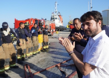 Alcalde Pumarejo rinde homenaje al Cuerpo de Bomberos de Barranquilla por su labor durante emergencia en Vía 40