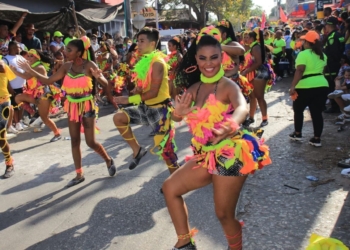 57 comparsas, 39 disfraces y 8 carrozas engalanaron las calles de Malambo en la Batalla de Flores