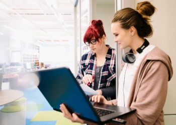 Mujeres: qué consumen en medios y cuál es su rol en la medición en Colombia