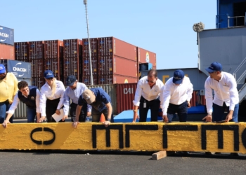 Ministro de Transporte firma acta de inicio del dragado de mantenimiento del canal de acceso al puerto de Barranquilla