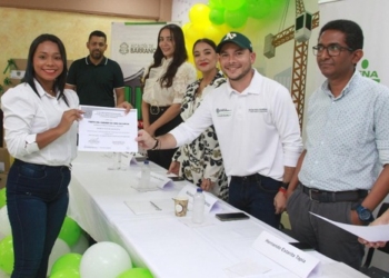 Madres y mujeres de ‘Vuelve y Juega’ capacitadas en técnicas de belleza para emprender