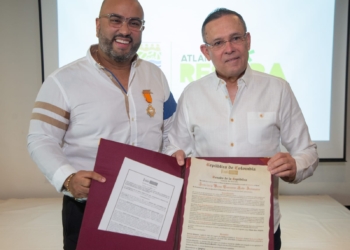 El Congreso de la República condecora a Jesús León, director de la C.R.A.