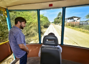 Pumarejo supervisa prueba exitosa de primer vagón del tren turístico que rodará por Las Flores en 2024