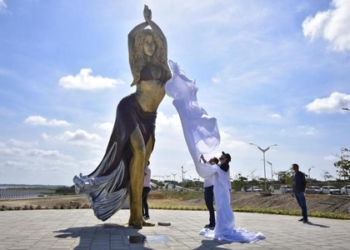 Pumarejo devela imponente escultura de Shakira en Barranquilla