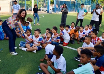 100 niños de Barranquilla reciben uniformes del Barcelona de España