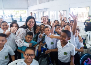 Alcaldesa de Soledad oficializa inicio de clases y da bienvenida a estudiantes y comunidad educativa
