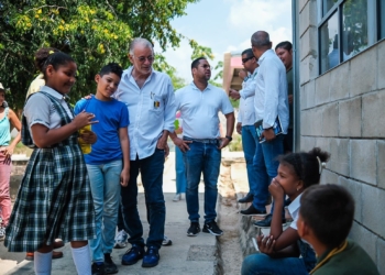 Casa a casa, Eduardo Verano busca a niños de Piojó e Hibácharo para matricularlos