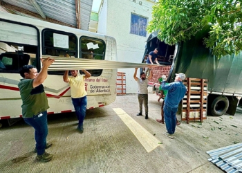 Familias de Suan y Campo de la Cruz afectadas por vendabal reciben ayudas por parte de la Gobernación