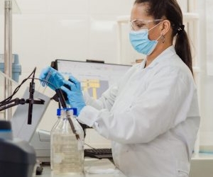 Laboratorio de control de calidad de Triple A, referente nacional en ensayos fisicoquímicos y microbiológicos de aguas