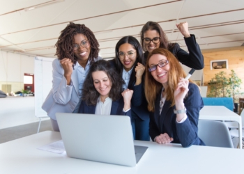 Mujeres al frente: liderando camino en la dinámica del empleo en Colombia