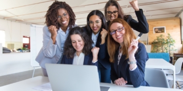 Mujeres al frente: liderando camino en la dinámica del empleo en Colombia