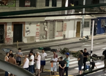 Se registran bloqueos en diferentes sectores de la ciudad por falta de luz energía