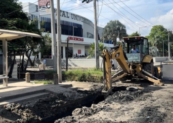 Realizan limpieza en sistema de drenaje frente al tramo del Hospital Universidad del Norte en Soledad