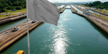 Canal de Panamá con bandera china