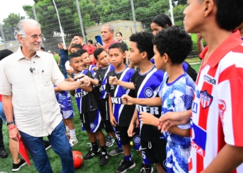 Comunidad celebra apertura del nuevo Polideportivo de Soledad 2.000