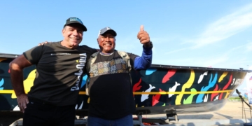 Alcalde Char entrega dos nuevas lanchas en Puerto Mocho a pescadores