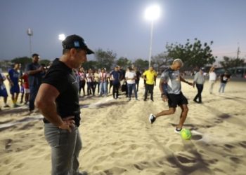 A los barrios La Luz y San Felipe el alcalde Char les adelantó la Navidad con vías recuperadas y una cancha de fútbol