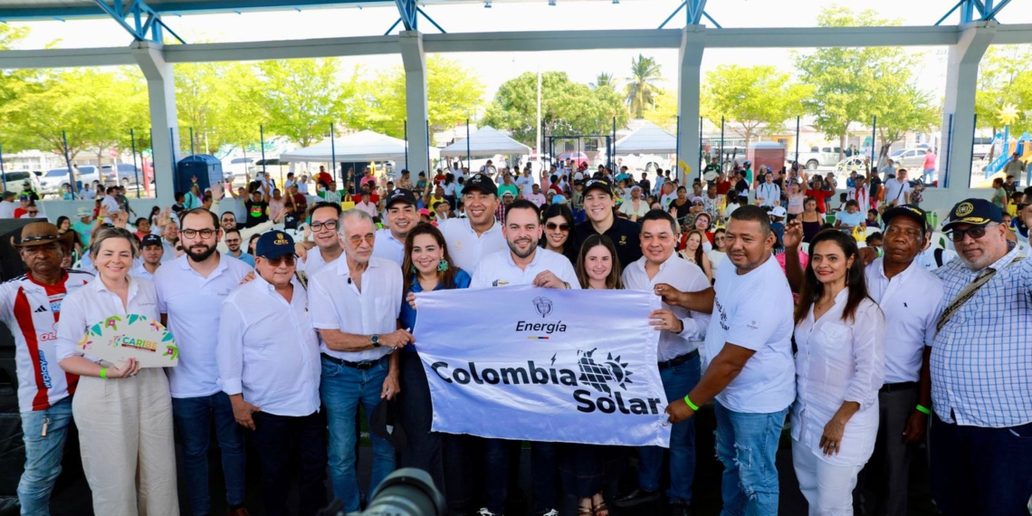 Minminas entrega canchas solares en Barranquilla para reducir costos de energía a más de 200 familias
